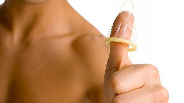 prezervatīvs uz pirksta un pusaudža dzimumlocekļa palielināšana